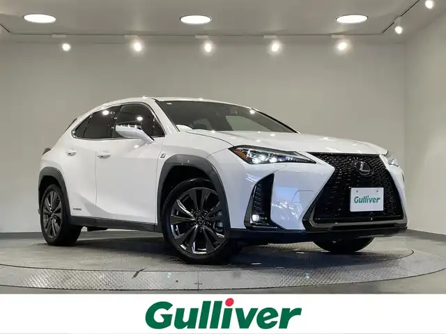 レクサス ＵＸ 250h Fスポーツ 愛知県 2021(令3)年 2.3万km ホワイトノーヴァガラスフレーク 純正１２．３インチナビ　/(Bluetooth/Miracast/FM/AM/SD/DISC/CarPlay/フルセグTV/AUX)/サンルーフ　/ブラインドスポットモニター　/赤革シート/三眼ＬＥＤヘッドライト/LEDフォグランプ/レクサスセーフティシステム　/　　-プリクラッシュセーフティ/　　-レーントレーニングアシスト/　　-オートマチックハイビーム　/　　-レーダークルーズコントロール/　　-ロードサインアシスト/　　-先行車発進告知機能/シートヒーター/シートベンチレーション　/ＥＴＣ２．０　/バックカメラ/ステアリングヒーター　/電動バックドア/クリアランスソナー/パワーシート（D席メモリ付）/ドライブレコーダー/パドルシフト/純正フロアマット