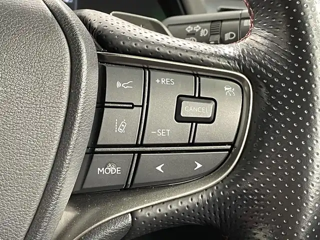 レクサス ＵＸ 250h Fスポーツ 愛知県 2021(令3)年 2.3万km ホワイトノーヴァガラスフレーク 純正１２．３インチナビ　/(Bluetooth/Miracast/FM/AM/SD/DISC/CarPlay/フルセグTV/AUX)/サンルーフ　/ブラインドスポットモニター　/赤革シート/三眼ＬＥＤヘッドライト/LEDフォグランプ/レクサスセーフティシステム　/　　-プリクラッシュセーフティ/　　-レーントレーニングアシスト/　　-オートマチックハイビーム　/　　-レーダークルーズコントロール/　　-ロードサインアシスト/　　-先行車発進告知機能/シートヒーター/シートベンチレーション　/ＥＴＣ２．０　/バックカメラ/ステアリングヒーター　/電動バックドア/クリアランスソナー/パワーシート（D席メモリ付）/ドライブレコーダー/パドルシフト/純正フロアマット