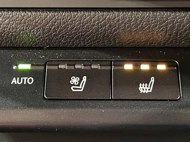 レクサス ＵＸ 250h Fスポーツ 愛知県 2021(令3)年 2.3万km ホワイトノーヴァガラスフレーク 純正１２．３インチナビ　/(Bluetooth/Miracast/FM/AM/SD/DISC/CarPlay/フルセグTV/AUX)/サンルーフ　/ブラインドスポットモニター　/赤革シート/三眼ＬＥＤヘッドライト/LEDフォグランプ/レクサスセーフティシステム　/　　-プリクラッシュセーフティ/　　-レーントレーニングアシスト/　　-オートマチックハイビーム　/　　-レーダークルーズコントロール/　　-ロードサインアシスト/　　-先行車発進告知機能/シートヒーター/シートベンチレーション　/ＥＴＣ２．０　/バックカメラ/ステアリングヒーター　/電動バックドア/クリアランスソナー/パワーシート（D席メモリ付）/ドライブレコーダー/パドルシフト/純正フロアマット