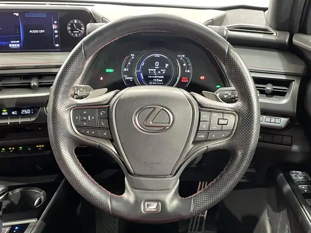 レクサス ＵＸ 250h Fスポーツ 愛知県 2021(令3)年 2.3万km ホワイトノーヴァガラスフレーク 純正１２．３インチナビ　/(Bluetooth/Miracast/FM/AM/SD/DISC/CarPlay/フルセグTV/AUX)/サンルーフ　/ブラインドスポットモニター　/赤革シート/三眼ＬＥＤヘッドライト/LEDフォグランプ/レクサスセーフティシステム　/　　-プリクラッシュセーフティ/　　-レーントレーニングアシスト/　　-オートマチックハイビーム　/　　-レーダークルーズコントロール/　　-ロードサインアシスト/　　-先行車発進告知機能/シートヒーター/シートベンチレーション　/ＥＴＣ２．０　/バックカメラ/ステアリングヒーター　/電動バックドア/クリアランスソナー/パワーシート（D席メモリ付）/ドライブレコーダー/パドルシフト/純正フロアマット