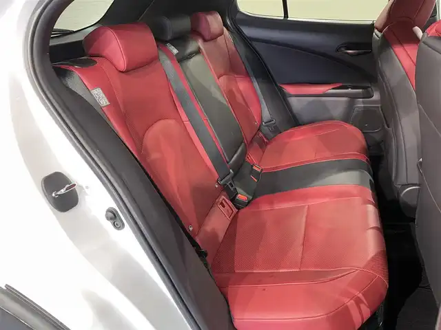 レクサス ＵＸ 250h Fスポーツ 愛知県 2021(令3)年 2.3万km ホワイトノーヴァガラスフレーク 純正１２．３インチナビ　/(Bluetooth/Miracast/FM/AM/SD/DISC/CarPlay/フルセグTV/AUX)/サンルーフ　/ブラインドスポットモニター　/赤革シート/三眼ＬＥＤヘッドライト/LEDフォグランプ/レクサスセーフティシステム　/　　-プリクラッシュセーフティ/　　-レーントレーニングアシスト/　　-オートマチックハイビーム　/　　-レーダークルーズコントロール/　　-ロードサインアシスト/　　-先行車発進告知機能/シートヒーター/シートベンチレーション　/ＥＴＣ２．０　/バックカメラ/ステアリングヒーター　/電動バックドア/クリアランスソナー/パワーシート（D席メモリ付）/ドライブレコーダー/パドルシフト/純正フロアマット