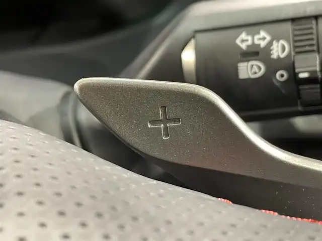 レクサス ＵＸ 250h Fスポーツ 愛知県 2021(令3)年 2.3万km ホワイトノーヴァガラスフレーク 純正１２．３インチナビ　/(Bluetooth/Miracast/FM/AM/SD/DISC/CarPlay/フルセグTV/AUX)/サンルーフ　/ブラインドスポットモニター　/赤革シート/三眼ＬＥＤヘッドライト/LEDフォグランプ/レクサスセーフティシステム　/　　-プリクラッシュセーフティ/　　-レーントレーニングアシスト/　　-オートマチックハイビーム　/　　-レーダークルーズコントロール/　　-ロードサインアシスト/　　-先行車発進告知機能/シートヒーター/シートベンチレーション　/ＥＴＣ２．０　/バックカメラ/ステアリングヒーター　/電動バックドア/クリアランスソナー/パワーシート（D席メモリ付）/ドライブレコーダー/パドルシフト/純正フロアマット