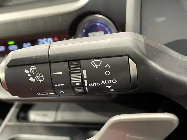 レクサス ＵＸ 250h Fスポーツ 愛知県 2021(令3)年 2.3万km ホワイトノーヴァガラスフレーク 純正１２．３インチナビ　/(Bluetooth/Miracast/FM/AM/SD/DISC/CarPlay/フルセグTV/AUX)/サンルーフ　/ブラインドスポットモニター　/赤革シート/三眼ＬＥＤヘッドライト/LEDフォグランプ/レクサスセーフティシステム　/　　-プリクラッシュセーフティ/　　-レーントレーニングアシスト/　　-オートマチックハイビーム　/　　-レーダークルーズコントロール/　　-ロードサインアシスト/　　-先行車発進告知機能/シートヒーター/シートベンチレーション　/ＥＴＣ２．０　/バックカメラ/ステアリングヒーター　/電動バックドア/クリアランスソナー/パワーシート（D席メモリ付）/ドライブレコーダー/パドルシフト/純正フロアマット