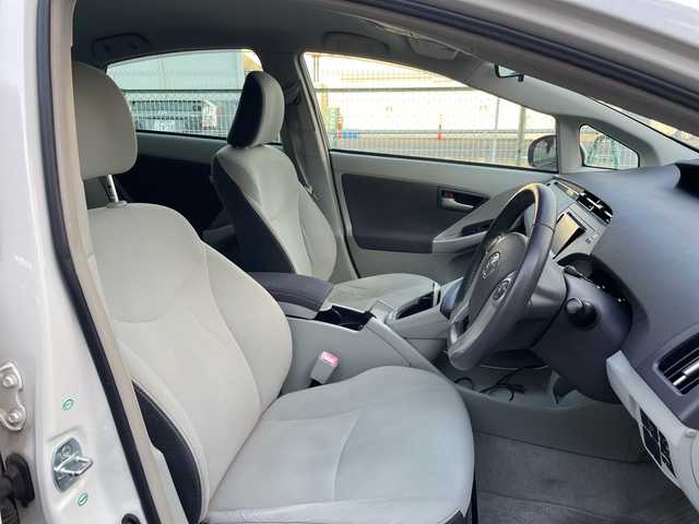 トヨタ プリウス S　LEDエディション 神奈川県 2011(平23)年 11万km ホワイトパールクリスタルシャイン ナビ/バックカメラ/Bluetooth機能/コーナーセンサー/ETC/スマートキー