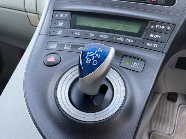 トヨタ プリウス S　LEDエディション 神奈川県 2011(平23)年 11万km ホワイトパールクリスタルシャイン ナビ/バックカメラ/Bluetooth機能/コーナーセンサー/ETC/スマートキー