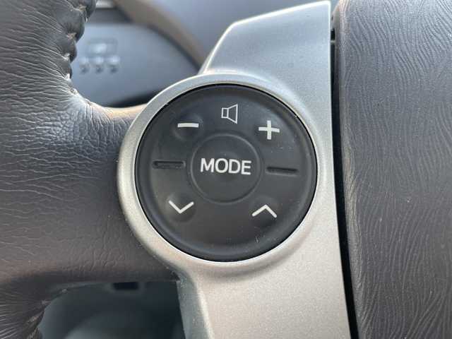 トヨタ プリウス S　LEDエディション 神奈川県 2011(平23)年 11万km ホワイトパールクリスタルシャイン ナビ/バックカメラ/Bluetooth機能/コーナーセンサー/ETC/スマートキー