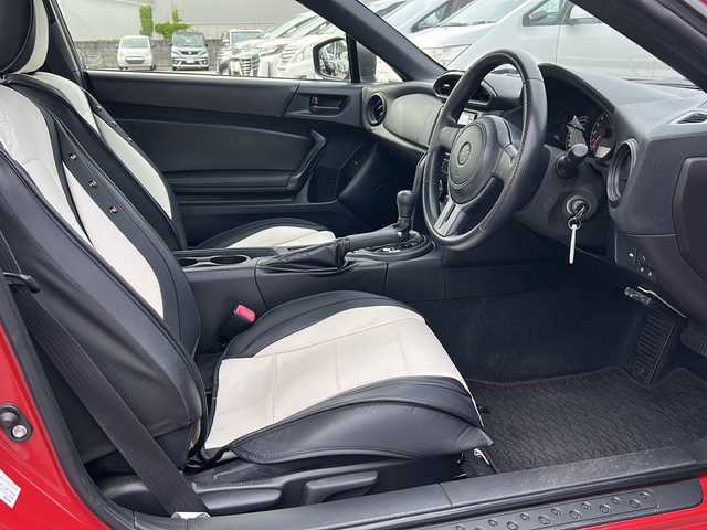 トヨタ ８６ G 石川県 2014(平26)年 4.3万km ライトニングレッド TRDフルエアロ/TRDマフラー/社外SDナビゲーション/【Bluetooth・CD・DVD・ワンセグTV】/型番：MDV-D405BTW/・バックカメラ/ETC/電動格納ミラー/USB入力端子/リモコンキー/・スペアキー1本/純正フロアマット/純正マフラー車載/取扱説明書/保証書