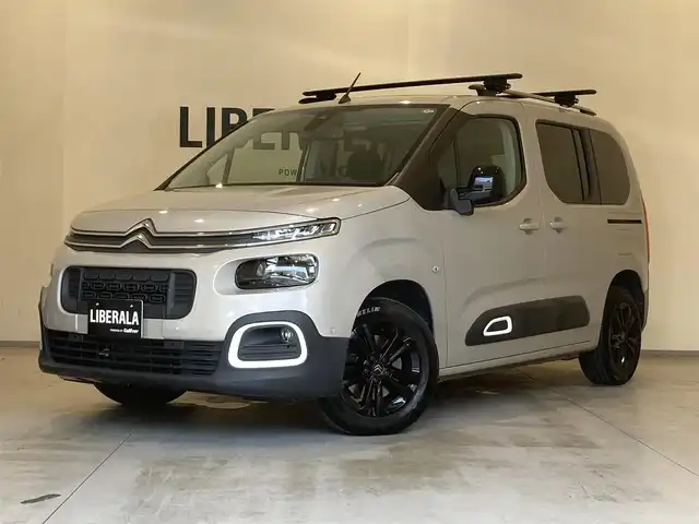 シトロエン ベルランゴ シャイン 熊本県 2021(令3)年 4.7万km サーブル ・スマートキー/・プッシュスタート/・ガラズルーフ/・アクティブセーフティブレーキ/・トラフィックサインインフォメーション/・疲労検知/・インテリジェントハイビーム/・パーキングセンサー/・ブラインドスポットモニター/・レーンキープアシスト/・クルーズコントロール/・純正ディスプレイオーディオ/　【Bluetooth・USB・AppleCarPlay・AndroidAuto】/・バックカメラ/・左サイドカメラ/・ETC/・フォグランプ/・純正マット
