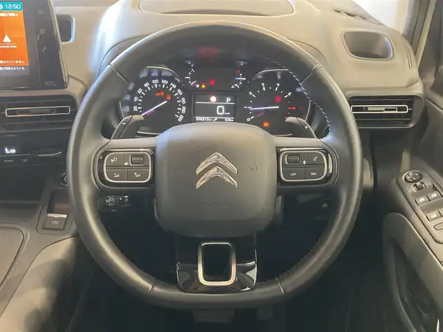 シトロエン ベルランゴ シャイン 熊本県 2021(令3)年 4.7万km サーブル ・スマートキー/・プッシュスタート/・ガラズルーフ/・アクティブセーフティブレーキ/・トラフィックサインインフォメーション/・疲労検知/・インテリジェントハイビーム/・パーキングセンサー/・ブラインドスポットモニター/・レーンキープアシスト/・クルーズコントロール/・純正ディスプレイオーディオ/　【Bluetooth・USB・AppleCarPlay・AndroidAuto】/・バックカメラ/・左サイドカメラ/・ETC/・フォグランプ/・純正マット