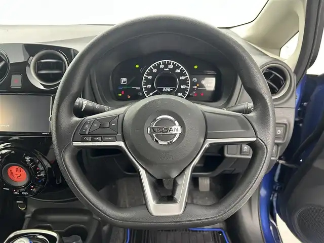 日産 ノート e－パワー X Vセレクション 福井県 2020(令2)年 0.5万km シャイニングブルー 純正SDナビ/CD/DVD/Bluetooth/フルセグ/アラウンドビューモニター/バックカメラ/横滑り防止装置/衝突軽減システム/レーンキープアシスト/オートライト/LED/プッシュスタート/スマートキー/スペアキー