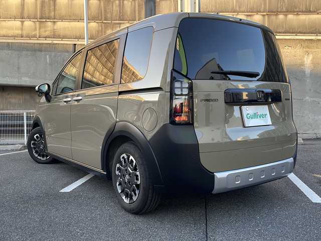 ホンダ フリード ハイブリット e:HEV クロスター 愛知県 2025(令7)年 0.5万km ベージュ ワンオーナー/ホンダセンシング/・衝突軽減ブレーキ/・踏み間違い衝突軽減システム/・急アクセル抑制機能/・路外逸脱抑制機能/・歩行者事故低減ステアリング/・先行車発進お知らせ機能/・標識認識機能/・ブラインドスポットインフォメーション/・オートハイビーム/・アダプティブドライビングビーム/・パーキングセンサーシステム/ホンダ純正Gathersナビ/フルセグTV・Bluetooth・CD・DVD・SD/バックカメラ/両側パワースライドドア/LEDヘッドライト/前席シートヒーター/2.0ビルトインETC/コムテック製前後ドライブレコーダー(SD欠品)/保証書/取扱説明書/スペアキー