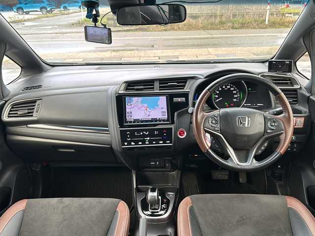 ホンダ フィット ハイブリット L ホンダセンシング 石川県 2017(平29)年 9.9万km ブリリアントスポーティブルーメタリック2トーン ホンダセンシング/・衝突軽減ブレーキ/・誤発進抑制機能/・車線維持支援システム/・渋滞追従機能付きアダプティブクルーズコントロール/・歩行者事故低減ステアリング/・路外逸脱抑制機能/・先行車発進お知らせ機能/・標識認識機能オートハイビーム/純正プレミアムインターナビゲーション/【CD・DVD・Bluetooth・フルセグTV】/バックカメラ/ビルトインETC/前方ドラレコ/ハーフレザーシート/革巻ステアリング/スマートキー/・プッシュスタート/・スペアキー/LEDヘッドライト/・オートライト/・フォグランプ/純正フロアマット