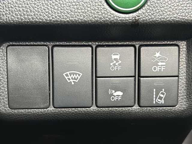 ホンダ フィット ハイブリット L ホンダセンシング 石川県 2017(平29)年 9.9万km ブリリアントスポーティブルーメタリック2トーン ホンダセンシング/・衝突軽減ブレーキ/・誤発進抑制機能/・車線維持支援システム/・渋滞追従機能付きアダプティブクルーズコントロール/・歩行者事故低減ステアリング/・路外逸脱抑制機能/・先行車発進お知らせ機能/・標識認識機能オートハイビーム/純正プレミアムインターナビゲーション/【CD・DVD・Bluetooth・フルセグTV】/バックカメラ/ビルトインETC/前方ドラレコ/ハーフレザーシート/革巻ステアリング/スマートキー/・プッシュスタート/・スペアキー/LEDヘッドライト/・オートライト/・フォグランプ/純正フロアマット