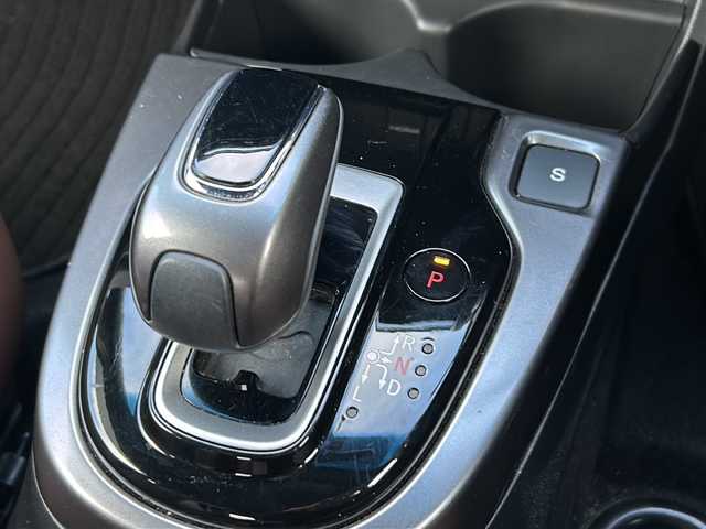 ホンダ フィット ハイブリット L ホンダセンシング 石川県 2017(平29)年 9.9万km ブリリアントスポーティブルーメタリック2トーン ホンダセンシング/・衝突軽減ブレーキ/・誤発進抑制機能/・車線維持支援システム/・渋滞追従機能付きアダプティブクルーズコントロール/・歩行者事故低減ステアリング/・路外逸脱抑制機能/・先行車発進お知らせ機能/・標識認識機能オートハイビーム/純正プレミアムインターナビゲーション/【CD・DVD・Bluetooth・フルセグTV】/バックカメラ/ビルトインETC/前方ドラレコ/ハーフレザーシート/革巻ステアリング/スマートキー/・プッシュスタート/・スペアキー/LEDヘッドライト/・オートライト/・フォグランプ/純正フロアマット