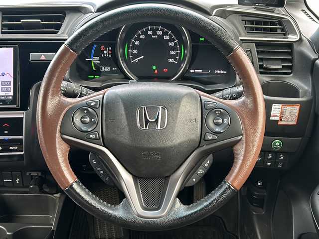 ホンダ フィット ハイブリット L ホンダセンシング 石川県 2017(平29)年 9.9万km ブリリアントスポーティブルーメタリック2トーン ホンダセンシング/・衝突軽減ブレーキ/・誤発進抑制機能/・車線維持支援システム/・渋滞追従機能付きアダプティブクルーズコントロール/・歩行者事故低減ステアリング/・路外逸脱抑制機能/・先行車発進お知らせ機能/・標識認識機能オートハイビーム/純正プレミアムインターナビゲーション/【CD・DVD・Bluetooth・フルセグTV】/バックカメラ/ビルトインETC/前方ドラレコ/ハーフレザーシート/革巻ステアリング/スマートキー/・プッシュスタート/・スペアキー/LEDヘッドライト/・オートライト/・フォグランプ/純正フロアマット