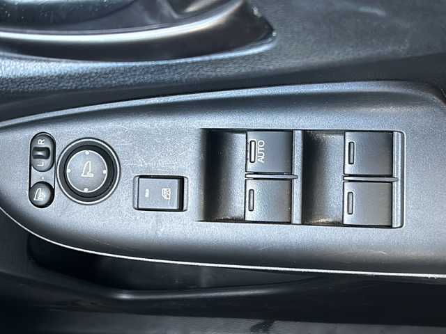 ホンダ フィット ハイブリット L ホンダセンシング 石川県 2017(平29)年 9.9万km ブリリアントスポーティブルーメタリック2トーン ホンダセンシング/・衝突軽減ブレーキ/・誤発進抑制機能/・車線維持支援システム/・渋滞追従機能付きアダプティブクルーズコントロール/・歩行者事故低減ステアリング/・路外逸脱抑制機能/・先行車発進お知らせ機能/・標識認識機能オートハイビーム/純正プレミアムインターナビゲーション/【CD・DVD・Bluetooth・フルセグTV】/バックカメラ/ビルトインETC/前方ドラレコ/ハーフレザーシート/革巻ステアリング/スマートキー/・プッシュスタート/・スペアキー/LEDヘッドライト/・オートライト/・フォグランプ/純正フロアマット