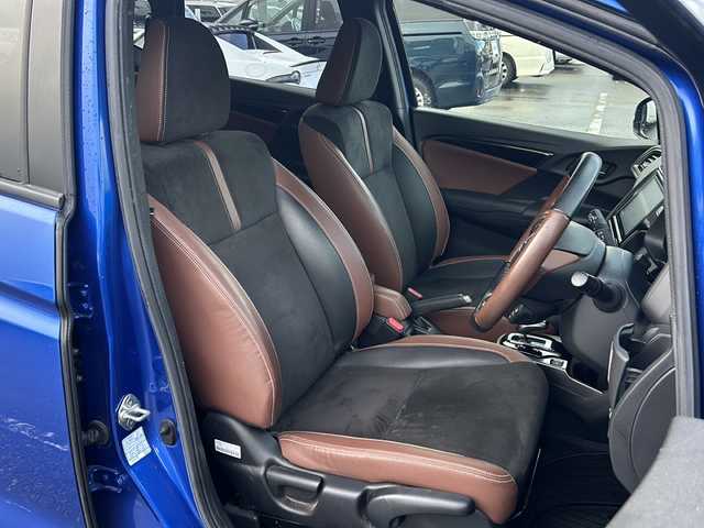 ホンダ フィット ハイブリット L ホンダセンシング 石川県 2017(平29)年 9.9万km ブリリアントスポーティブルーメタリック2トーン ホンダセンシング/・衝突軽減ブレーキ/・誤発進抑制機能/・車線維持支援システム/・渋滞追従機能付きアダプティブクルーズコントロール/・歩行者事故低減ステアリング/・路外逸脱抑制機能/・先行車発進お知らせ機能/・標識認識機能オートハイビーム/純正プレミアムインターナビゲーション/【CD・DVD・Bluetooth・フルセグTV】/バックカメラ/ビルトインETC/前方ドラレコ/ハーフレザーシート/革巻ステアリング/スマートキー/・プッシュスタート/・スペアキー/LEDヘッドライト/・オートライト/・フォグランプ/純正フロアマット