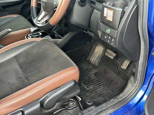 ホンダ フィット ハイブリット L ホンダセンシング 石川県 2017(平29)年 9.9万km ブリリアントスポーティブルーメタリック2トーン ホンダセンシング/・衝突軽減ブレーキ/・誤発進抑制機能/・車線維持支援システム/・渋滞追従機能付きアダプティブクルーズコントロール/・歩行者事故低減ステアリング/・路外逸脱抑制機能/・先行車発進お知らせ機能/・標識認識機能オートハイビーム/純正プレミアムインターナビゲーション/【CD・DVD・Bluetooth・フルセグTV】/バックカメラ/ビルトインETC/前方ドラレコ/ハーフレザーシート/革巻ステアリング/スマートキー/・プッシュスタート/・スペアキー/LEDヘッドライト/・オートライト/・フォグランプ/純正フロアマット