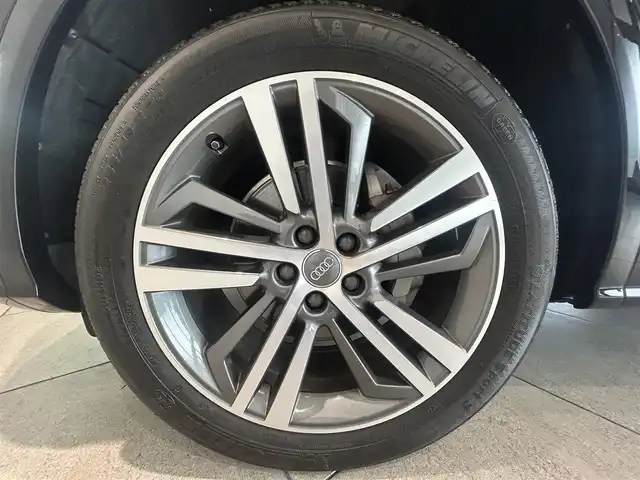 アウディ Ｑ５ Sライン ダイナミックリミテッド 愛知県 2019(令1)年 4.6万km ミトスブラックメタリック ・マトリクスLEDヘッドライト/ダイナミックターンインディケーター/・ ヘッドライトウォッシャー/・ デイタイムランニングライト/・ LEDリヤコンビネーションライト/ダイナミックターンインディケーター/・ ハイグロスパッケージ/・ アルミホイール 5セグメントスポークデザイン コントラストグレーポリッシュト 8J×20＋255/45R20タイヤ/・ オートマチックテールゲート/・ MMIナビゲーション/・ Audi connect/・ バーチャルコックピットプラス/・ 12Vマイルドハイブリッド/・ スマートフォンインターフェース/・ パワーシート/・ ランバーサポート 4ウェイ（フロント）/・ リヤシートベンチ プラス/・ シートヒーター（フロント）/・ ストレージパッケージ/・ アダプティブクルーズコントロール/・ アクティブレーンアシスト/・ ターンアシスト/・ エグジットワーニング/・ アウディサイドアシスト/・ リヤクロストラフィックアシスト/・ パークアシスト/・ アウディホールドアシスト/・ サラウンドビューカメラ/・ アウディプレセンスシティ/・ アウディプレセンス リヤ/・ アウディプレセンスベーシック
