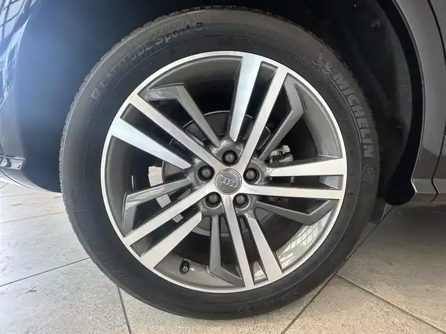 アウディ Ｑ５ Sライン ダイナミックリミテッド 愛知県 2019(令1)年 4.6万km ミトスブラックメタリック ・マトリクスLEDヘッドライト/ダイナミックターンインディケーター/・ ヘッドライトウォッシャー/・ デイタイムランニングライト/・ LEDリヤコンビネーションライト/ダイナミックターンインディケーター/・ ハイグロスパッケージ/・ アルミホイール 5セグメントスポークデザイン コントラストグレーポリッシュト 8J×20＋255/45R20タイヤ/・ オートマチックテールゲート/・ MMIナビゲーション/・ Audi connect/・ バーチャルコックピットプラス/・ 12Vマイルドハイブリッド/・ スマートフォンインターフェース/・ パワーシート/・ ランバーサポート 4ウェイ（フロント）/・ リヤシートベンチ プラス/・ シートヒーター（フロント）/・ ストレージパッケージ/・ アダプティブクルーズコントロール/・ アクティブレーンアシスト/・ ターンアシスト/・ エグジットワーニング/・ アウディサイドアシスト/・ リヤクロストラフィックアシスト/・ パークアシスト/・ アウディホールドアシスト/・ サラウンドビューカメラ/・ アウディプレセンスシティ/・ アウディプレセンス リヤ/・ アウディプレセンスベーシック