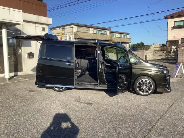 トヨタ ヴォクシー ZS 千葉県 2017(平29)年 6.3万km イナズマスパーキングブラックガラスフレーク Panasonicナビ/Bluetooth/DVD/CD/両側パワースライドドア/後席フリップダウンモニター/LEDヘッドライト/モデリスタエアロ/ワンオーナー /スペアスマートキーあり/ETC