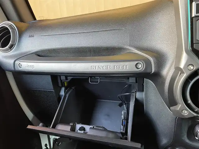 クライスラー・ジープ ジープ ラングラー アンリミテッド スポーツ 愛知県 2018(平30)年 5.9万km ブライトホワイト 社外9インチナビ/TV/DVD再生/Bluetooth/バックカメラ/サイドカメラ/ETCキーレス/クルーズコントロール/MTモード付AT/サイドステップ/ヒーテッドドアミラー/ダウンヒルアシストコントロール/ステアリングスイッチ