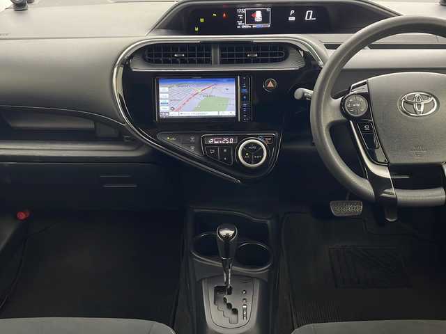 トヨタ アクア S スタイルブラック 秋田県 2020(令2)年 6万km ブラックマイカ 寒冷地仕様　/トヨタセーフティセンス/社外メモリナビ/　　CD/DVD/BT/フルセグTV　/パノラミックビューモニター　/LEDオートライト　/前席シートヒーター　/社外15インチアルミホイール　/ステアリングスイッチ　/横滑り防止装置　/オートマチックハイビーム/電動格納ミラー/スマートキー