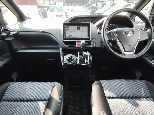 トヨタ ヴォクシー ZS 煌Ⅱ 熊本県 2016(平28)年 10万km ブラック 純正9インチナビ（NSZT-Y66T）/【フルセグTV/Bluetooth/CD/DVD/HDMI】/バックカメラ/純正12.1インチフリップダウンモニター/両側パワースライドドア/衝突被害軽減システム/車線逸脱警報/オートLEDヘッドライト/プッシュスタート/スマートキー/純正16インチAW/ドライブレコーダー/ETC/ウインカーミラー