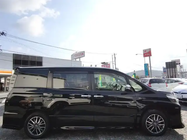 トヨタ ヴォクシー ZS 煌Ⅱ 熊本県 2016(平28)年 10万km ブラック 純正9インチナビ（NSZT-Y66T）/【フルセグTV/Bluetooth/CD/DVD/HDMI】/バックカメラ/純正12.1インチフリップダウンモニター/両側パワースライドドア/衝突被害軽減システム/車線逸脱警報/オートLEDヘッドライト/プッシュスタート/スマートキー/純正16インチAW/ドライブレコーダー/ETC/ウインカーミラー