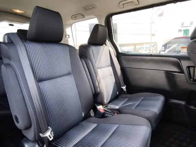 トヨタ ヴォクシー ZS 煌Ⅱ 熊本県 2016(平28)年 10万km ブラック 純正9インチナビ（NSZT-Y66T）/【フルセグTV/Bluetooth/CD/DVD/HDMI】/バックカメラ/純正12.1インチフリップダウンモニター/両側パワースライドドア/衝突被害軽減システム/車線逸脱警報/オートLEDヘッドライト/プッシュスタート/スマートキー/純正16インチAW/ドライブレコーダー/ETC/ウインカーミラー