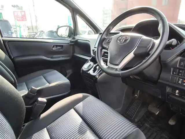 トヨタ ヴォクシー ZS 煌Ⅱ 熊本県 2016(平28)年 10万km ブラック 純正9インチナビ（NSZT-Y66T）/【フルセグTV/Bluetooth/CD/DVD/HDMI】/バックカメラ/純正12.1インチフリップダウンモニター/両側パワースライドドア/衝突被害軽減システム/車線逸脱警報/オートLEDヘッドライト/プッシュスタート/スマートキー/純正16インチAW/ドライブレコーダー/ETC/ウインカーミラー