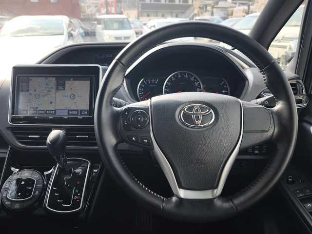 トヨタ ヴォクシー ZS 煌Ⅱ 熊本県 2016(平28)年 10万km ブラック 純正9インチナビ（NSZT-Y66T）/【フルセグTV/Bluetooth/CD/DVD/HDMI】/バックカメラ/純正12.1インチフリップダウンモニター/両側パワースライドドア/衝突被害軽減システム/車線逸脱警報/オートLEDヘッドライト/プッシュスタート/スマートキー/純正16インチAW/ドライブレコーダー/ETC/ウインカーミラー