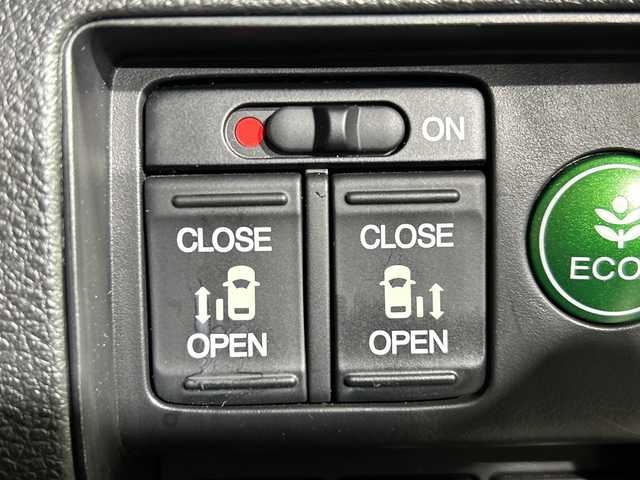 ホンダ オデッセイ ハイブリッド アブソルート ホンダセンシング 神奈川県 2016(平28)年 6.5万km プレミアムヴィーナスブラックP 純正８型SDナビゲーション【VXM-175VFNi】/フルセグ　CD DVD　SDMUSICRACK　AM FM/バックカメラ/両側電動スライドドア【サンシェード】/ホンダセンシング/衝突軽減ブレーキ/歩行者事故低減ステアリング/アダブティブクルーズコントロール/LKAS車線維持支援システム/路外逸脱抑制機能/誤発進抑制機能/先行車発進お知らせ機能/標識認識機能/前後ソナー/コンフォートビューパッケージ/ECON/EVモード/純正前方ドライブレコーダー/純正ビルトインETC/ブラックプライムスムース合皮/ファブリックコンビシート/運転席パワーシート/２列目オットマン/革巻きステアリング/プッシュスタート/スマートキー/LEDヘッドランプ/オートライト/フロントフォグランプ/純正リアスポイラー/純正17インチアルミホイール