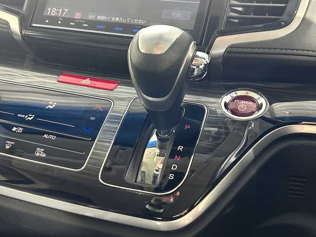 ホンダ オデッセイ ハイブリッド アブソルート ホンダセンシング 神奈川県 2016(平28)年 6.5万km プレミアムヴィーナスブラックP 純正８型SDナビゲーション【VXM-175VFNi】/フルセグ　CD DVD　SDMUSICRACK　AM FM/バックカメラ/両側電動スライドドア【サンシェード】/ホンダセンシング/衝突軽減ブレーキ/歩行者事故低減ステアリング/アダブティブクルーズコントロール/LKAS車線維持支援システム/路外逸脱抑制機能/誤発進抑制機能/先行車発進お知らせ機能/標識認識機能/前後ソナー/コンフォートビューパッケージ/ECON/EVモード/純正前方ドライブレコーダー/純正ビルトインETC/ブラックプライムスムース合皮/ファブリックコンビシート/運転席パワーシート/２列目オットマン/革巻きステアリング/プッシュスタート/スマートキー/LEDヘッドランプ/オートライト/フロントフォグランプ/純正リアスポイラー/純正17インチアルミホイール