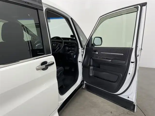 ホンダ ステップワゴン スパーダ クルスピセンシング 大分県 2015(平27)年 6.2万km ホワイトオーキッドパール 純正9インチインターナビ/フルセグTV/ーDISC/ーBluetooth/バックカメラ/ハーフレザー/両側パワースライドドア/ホンダセンシング/衝突軽減ブレーキ/先行車発進お知らせ機能/ACC先行車検知音/標識認識機能/路外逸脱抑制システム/LEDヘッドライト/無限エアロ/純正フリップダウンモニター/レーダークルーズコントロール/オートライト/純正16インチアルミホイール/純正フロアマット/ＥＴＣ/ドライブレコーダー/前席シートヒーター/横滑り防止装置