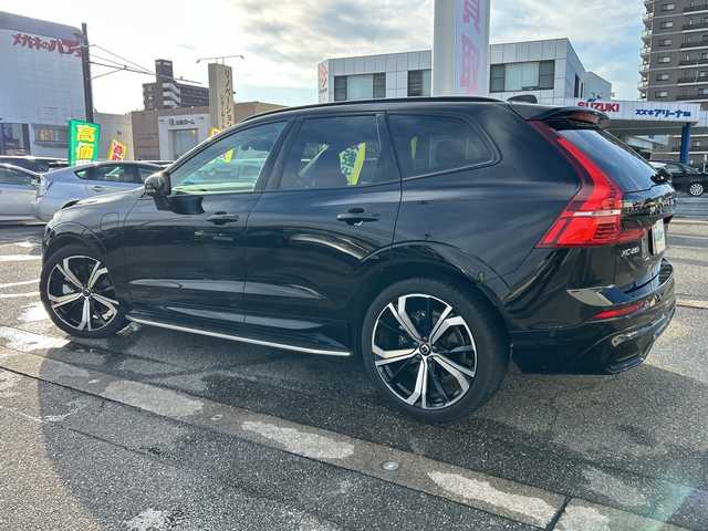 ボルボ ボルボ ＸＣ６０ リチャージ アルティメイト T6 AWD PHV 富山県 2024(令6)年 0.9万km 黒 4WD/サンルーフ/全周囲カメラ/レザーシート/ルーフレール/ステップ/メーカーOP11.2センターディスプレイ/Apple Car Play/USB/12.3デジタル液晶ドライバーディスプレイ/スマートキー/前席パワーシート/全席シートヒーター/HUD/クリアランスソナー/純正360°ドラレコ/置くだけ充電/プッシュスタート/レーダークルコン/オートライト/オートハイビーム/オートリトラミラー/電動Pブレーキ/トノカバー/充電ケーブル/ISOFIX対応/パワーバックドア/保証書・取説