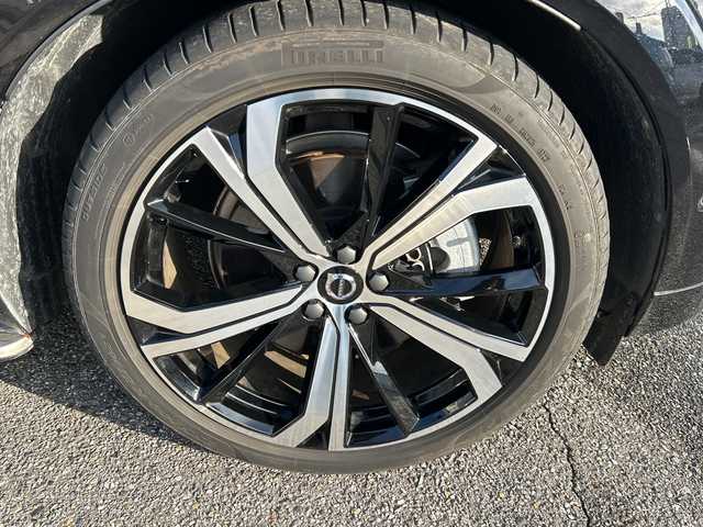 ボルボ ボルボ ＸＣ６０ リチャージ アルティメイト T6 AWD PHV 富山県 2024(令6)年 0.9万km 黒 4WD/サンルーフ/全周囲カメラ/レザーシート/ルーフレール/ステップ/メーカーOP11.2センターディスプレイ/Apple Car Play/USB/12.3デジタル液晶ドライバーディスプレイ/スマートキー/前席パワーシート/全席シートヒーター/HUD/クリアランスソナー/純正360°ドラレコ/置くだけ充電/プッシュスタート/レーダークルコン/オートライト/オートハイビーム/オートリトラミラー/電動Pブレーキ/トノカバー/充電ケーブル/ISOFIX対応/パワーバックドア/保証書・取説