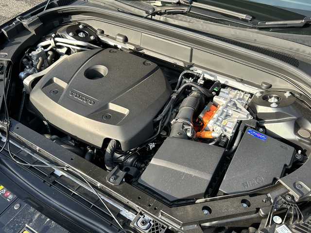 ボルボ ボルボ ＸＣ６０ リチャージ アルティメイト T6 AWD PHV 富山県 2024(令6)年 0.9万km 黒 4WD/サンルーフ/全周囲カメラ/レザーシート/ルーフレール/ステップ/メーカーOP11.2センターディスプレイ/Apple Car Play/USB/12.3デジタル液晶ドライバーディスプレイ/スマートキー/前席パワーシート/全席シートヒーター/HUD/クリアランスソナー/純正360°ドラレコ/置くだけ充電/プッシュスタート/レーダークルコン/オートライト/オートハイビーム/オートリトラミラー/電動Pブレーキ/トノカバー/充電ケーブル/ISOFIX対応/パワーバックドア/保証書・取説