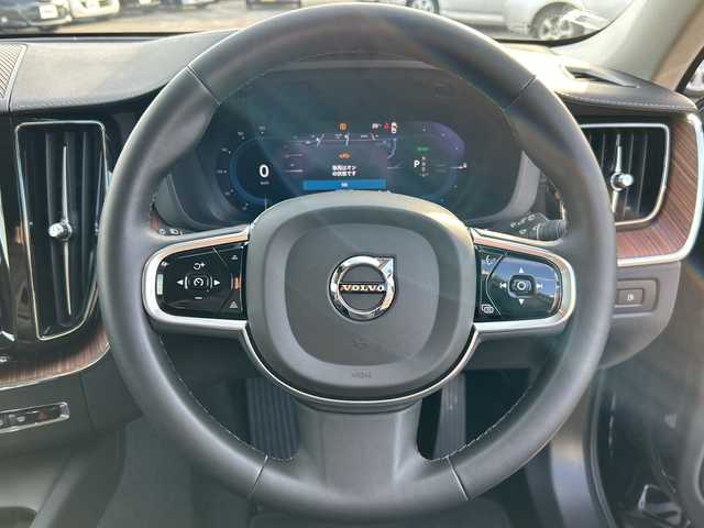 ボルボ ボルボ ＸＣ６０ リチャージ アルティメイト T6 AWD PHV 富山県 2024(令6)年 0.9万km 黒 4WD/サンルーフ/全周囲カメラ/レザーシート/ルーフレール/ステップ/メーカーOP11.2センターディスプレイ/Apple Car Play/USB/12.3デジタル液晶ドライバーディスプレイ/スマートキー/前席パワーシート/全席シートヒーター/HUD/クリアランスソナー/純正360°ドラレコ/置くだけ充電/プッシュスタート/レーダークルコン/オートライト/オートハイビーム/オートリトラミラー/電動Pブレーキ/トノカバー/充電ケーブル/ISOFIX対応/パワーバックドア/保証書・取説