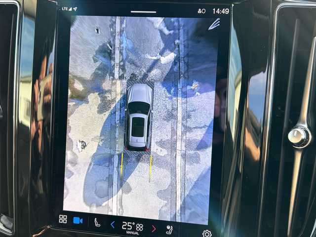 ボルボ ボルボ ＸＣ６０ リチャージ アルティメイト T6 AWD PHV 富山県 2024(令6)年 0.9万km 黒 4WD/サンルーフ/全周囲カメラ/レザーシート/ルーフレール/ステップ/メーカーOP11.2センターディスプレイ/Apple Car Play/USB/12.3デジタル液晶ドライバーディスプレイ/スマートキー/前席パワーシート/全席シートヒーター/HUD/クリアランスソナー/純正360°ドラレコ/置くだけ充電/プッシュスタート/レーダークルコン/オートライト/オートハイビーム/オートリトラミラー/電動Pブレーキ/トノカバー/充電ケーブル/ISOFIX対応/パワーバックドア/保証書・取説