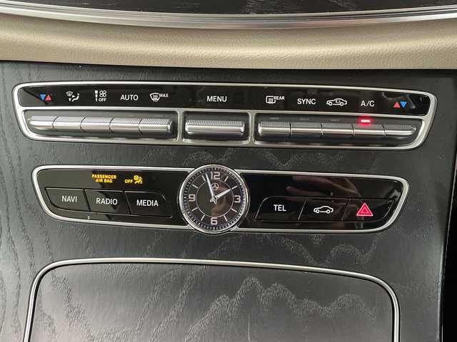 メルセデス・ベンツ Ｅ３００ クーペ スポーツ 長崎県 2018(平30)年 4.9万km オブシディアンブラック 純正メーカーナビ/・フルセグ/・Bluetooth/全方位モニター/サンルーフ/前席パワーシート（D席メモリ付）/前席エアーシート/前席シートヒーター/アクティブブレーキアシスト/ヘッドアップディスプレイ/純正ドラレコ（前方）/純正ETC/LEDヘッドライト/クルーズコントロール/スマートキー/純正19インチアルミ/電動リアゲート/道路標識アシスト/アテンションアシスト/パドルシフト/ステアリングリモコン/フォグ/電格ウィンカーミラー