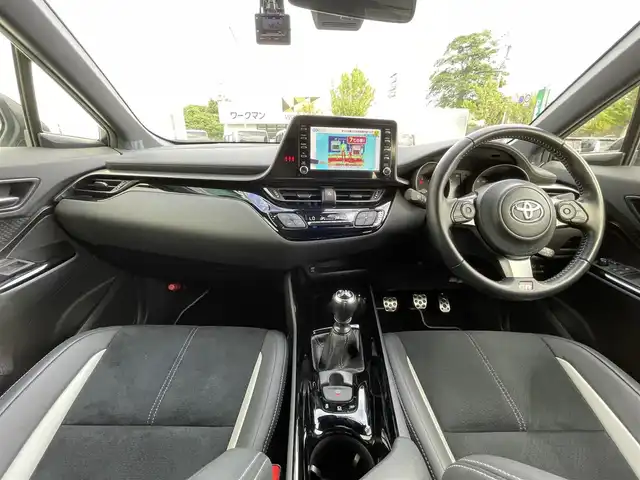 トヨタ Ｃ－ＨＲ S－T GRスポーツ 福岡県 2020(令2)年 2.2万km ホワイトパールクリスタルシャイン ナビ機能付き純正ディスプレイオーディオ/（AM/FM/USB/BT/フルセグ/Apple CarPlay/Android Auto）/フロント・サイド・バック・全方位カメラ/レーダークルーズコントロール/プリクラッシュセーフティ/ブラインドスポットモニター/GR専用フロアマット/GR専用ハーフレザーシート/D+N席シートヒーター/前後ドライブレコーダー/ETC/純正19インチアルミホイール/オートライト/オートハイビーム/LEDヘッドライト/フォグランプ/ステアリングスイッチ/テレビキャンセラー/電動パーキングブレーキ/オートホールド/プッシュスタート/スマートキー/オート電動格納ミラー/W+カーテンエアバッグ/DUALオートエアコン/ISO FIX/取扱説明書・記録簿