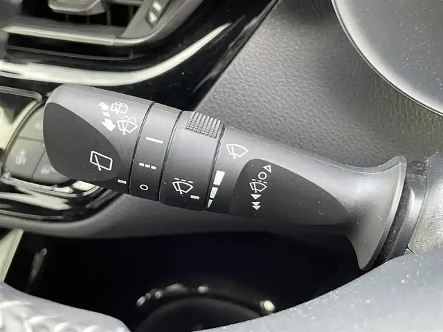 トヨタ Ｃ－ＨＲ S－T GRスポーツ 福岡県 2020(令2)年 2.2万km ホワイトパールクリスタルシャイン ナビ機能付き純正ディスプレイオーディオ/（AM/FM/USB/BT/フルセグ/Apple CarPlay/Android Auto）/フロント・サイド・バック・全方位カメラ/レーダークルーズコントロール/プリクラッシュセーフティ/ブラインドスポットモニター/GR専用フロアマット/GR専用ハーフレザーシート/D+N席シートヒーター/前後ドライブレコーダー/ETC/純正19インチアルミホイール/オートライト/オートハイビーム/LEDヘッドライト/フォグランプ/ステアリングスイッチ/テレビキャンセラー/電動パーキングブレーキ/オートホールド/プッシュスタート/スマートキー/オート電動格納ミラー/W+カーテンエアバッグ/DUALオートエアコン/ISO FIX/取扱説明書・記録簿