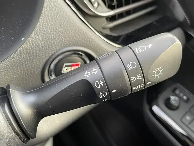トヨタ Ｃ－ＨＲ S－T GRスポーツ 福岡県 2020(令2)年 2.2万km ホワイトパールクリスタルシャイン ナビ機能付き純正ディスプレイオーディオ/（AM/FM/USB/BT/フルセグ/Apple CarPlay/Android Auto）/フロント・サイド・バック・全方位カメラ/レーダークルーズコントロール/プリクラッシュセーフティ/ブラインドスポットモニター/GR専用フロアマット/GR専用ハーフレザーシート/D+N席シートヒーター/前後ドライブレコーダー/ETC/純正19インチアルミホイール/オートライト/オートハイビーム/LEDヘッドライト/フォグランプ/ステアリングスイッチ/テレビキャンセラー/電動パーキングブレーキ/オートホールド/プッシュスタート/スマートキー/オート電動格納ミラー/W+カーテンエアバッグ/DUALオートエアコン/ISO FIX/取扱説明書・記録簿