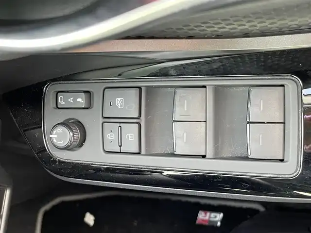 トヨタ Ｃ－ＨＲ S－T GRスポーツ 福岡県 2020(令2)年 2.2万km ホワイトパールクリスタルシャイン ナビ機能付き純正ディスプレイオーディオ/（AM/FM/USB/BT/フルセグ/Apple CarPlay/Android Auto）/フロント・サイド・バック・全方位カメラ/レーダークルーズコントロール/プリクラッシュセーフティ/ブラインドスポットモニター/GR専用フロアマット/GR専用ハーフレザーシート/D+N席シートヒーター/前後ドライブレコーダー/ETC/純正19インチアルミホイール/オートライト/オートハイビーム/LEDヘッドライト/フォグランプ/ステアリングスイッチ/テレビキャンセラー/電動パーキングブレーキ/オートホールド/プッシュスタート/スマートキー/オート電動格納ミラー/W+カーテンエアバッグ/DUALオートエアコン/ISO FIX/取扱説明書・記録簿