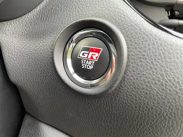 トヨタ Ｃ－ＨＲ S－T GRスポーツ 福岡県 2020(令2)年 2.2万km ホワイトパールクリスタルシャイン ナビ機能付き純正ディスプレイオーディオ/（AM/FM/USB/BT/フルセグ/Apple CarPlay/Android Auto）/フロント・サイド・バック・全方位カメラ/レーダークルーズコントロール/プリクラッシュセーフティ/ブラインドスポットモニター/GR専用フロアマット/GR専用ハーフレザーシート/D+N席シートヒーター/前後ドライブレコーダー/ETC/純正19インチアルミホイール/オートライト/オートハイビーム/LEDヘッドライト/フォグランプ/ステアリングスイッチ/テレビキャンセラー/電動パーキングブレーキ/オートホールド/プッシュスタート/スマートキー/オート電動格納ミラー/W+カーテンエアバッグ/DUALオートエアコン/ISO FIX/取扱説明書・記録簿