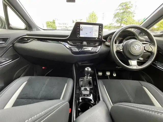 トヨタ Ｃ－ＨＲ S－T GRスポーツ 福岡県 2020(令2)年 2.2万km ホワイトパールクリスタルシャイン ナビ機能付き純正ディスプレイオーディオ/（AM/FM/USB/BT/フルセグ/Apple CarPlay/Android Auto）/フロント・サイド・バック・全方位カメラ/レーダークルーズコントロール/プリクラッシュセーフティ/ブラインドスポットモニター/GR専用フロアマット/GR専用ハーフレザーシート/D+N席シートヒーター/前後ドライブレコーダー/ETC/純正19インチアルミホイール/オートライト/オートハイビーム/LEDヘッドライト/フォグランプ/ステアリングスイッチ/テレビキャンセラー/電動パーキングブレーキ/オートホールド/プッシュスタート/スマートキー/オート電動格納ミラー/W+カーテンエアバッグ/DUALオートエアコン/ISO FIX/取扱説明書・記録簿