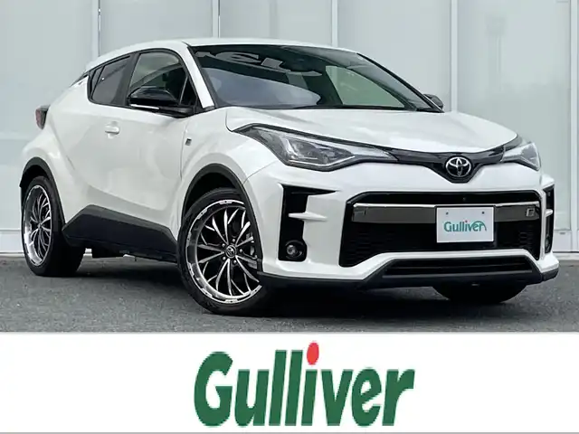 トヨタ Ｃ－ＨＲ S－T GRスポーツ 福岡県 2020(令2)年 2.2万km ホワイトパールクリスタルシャイン ナビ機能付き純正ディスプレイオーディオ/（AM/FM/USB/BT/フルセグ/Apple CarPlay/Android Auto）/フロント・サイド・バック・全方位カメラ/レーダークルーズコントロール/プリクラッシュセーフティ/ブラインドスポットモニター/GR専用フロアマット/GR専用ハーフレザーシート/D+N席シートヒーター/前後ドライブレコーダー/ETC/純正19インチアルミホイール/オートライト/オートハイビーム/LEDヘッドライト/フォグランプ/ステアリングスイッチ/テレビキャンセラー/電動パーキングブレーキ/オートホールド/プッシュスタート/スマートキー/オート電動格納ミラー/W+カーテンエアバッグ/DUALオートエアコン/ISO FIX/取扱説明書・記録簿