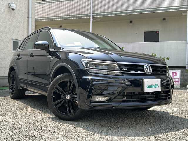 フォルクスワーゲン ティグアン TDI 4モーション Rライン ブラックスタイル 兵庫県 2018(平30)年 8.4万km ディープブラックパールエフェクト ワンオーナー/純正メーカーナビ/ Bluetooth/USB/AppleCarPlay/AndroidAuto/全方位カメラ/４WD/MTモード付AT/純正ビルトインETC2.0/電動リアゲート/ルーフレール/パワーシート（D席）/シートヒーター（D+N席）/シートメモリ/ヘッドアップディスプレイ/ブラインドスポットモニター/オートブレーキホールド/アイドリングストップ/アンチロック・ブレーキ・システム/レーンキープアシスト/パーキングアシスト/前後コーナーセンサー/横滑り防止装置/盗難防止装置/衝突被害軽減システム/パワーウィンドウ/パワーステアリング/純正フロアマット/純正アルミホイール/LEDヘッドライト/エアバッグ（W+サイド）/カーテンエアバッグ/スペアキー（1本）/保証書/取扱説明書