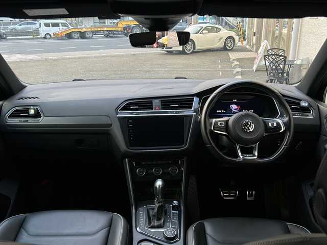 フォルクスワーゲン ティグアン TDI 4モーション Rライン ブラックスタイル 兵庫県 2018(平30)年 8.4万km ディープブラックパールエフェクト ワンオーナー/純正メーカーナビ/ Bluetooth/USB/AppleCarPlay/AndroidAuto/全方位カメラ/４WD/MTモード付AT/純正ビルトインETC2.0/電動リアゲート/ルーフレール/パワーシート（D席）/シートヒーター（D+N席）/シートメモリ/ヘッドアップディスプレイ/ブラインドスポットモニター/オートブレーキホールド/アイドリングストップ/アンチロック・ブレーキ・システム/レーンキープアシスト/パーキングアシスト/前後コーナーセンサー/横滑り防止装置/盗難防止装置/衝突被害軽減システム/パワーウィンドウ/パワーステアリング/純正フロアマット/純正アルミホイール/LEDヘッドライト/エアバッグ（W+サイド）/カーテンエアバッグ/スペアキー（1本）/保証書/取扱説明書